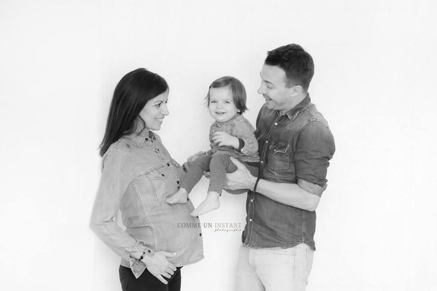 grossesse studio, grossesse, famille, photographe a domicile amour, photographe à domicile pour grossesses sur Paris (75000 Paris 75), femme enceinte habillée, noir et blanc, couple, photographe pro famille studio