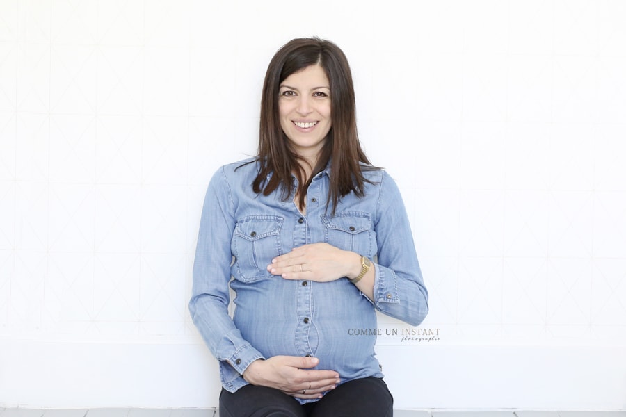 grossesse - shooting à domicile de grossesse sur Saint Germain en Laye (78100 Yvelines 78) et sa région - grossesse studio - reportage photographe femme enceinte habillée