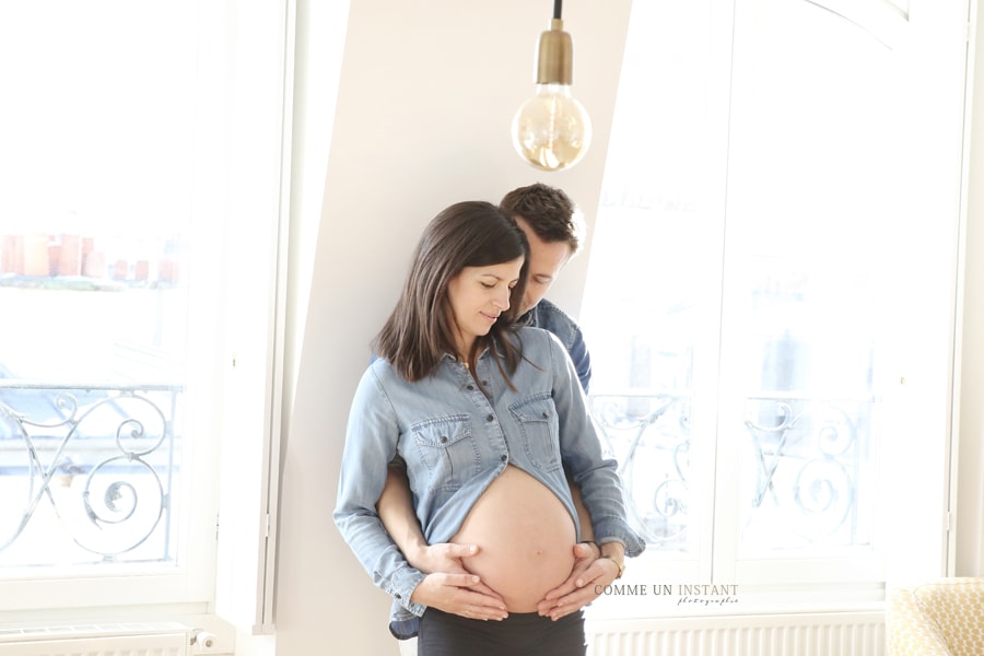 photographe grossesse studio, photographe pro famille, famille studio, photographe a domicile femme enceinte habillée, shooting à domicile pour grossesses, couple, photographe pro ventre nu, photographe à domicile amour, grossesse