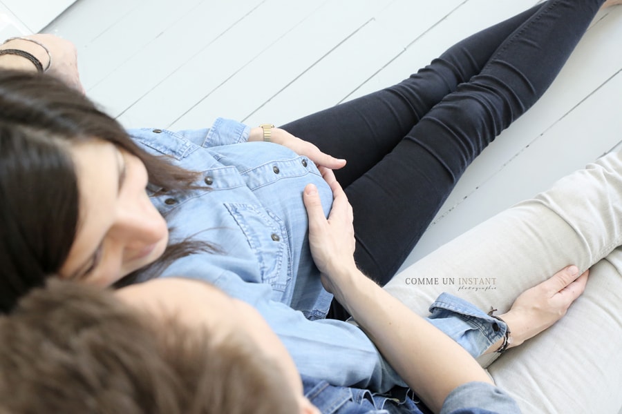 famille studio, grossesse, photographe à domicile couple, shooting femmes enceintes en centre ville de Neuilly sur Seine (92200 Hauts de Seine 92) et sa région, amour, femme enceinte habillée, photographe a domicile grossesse studio, famille