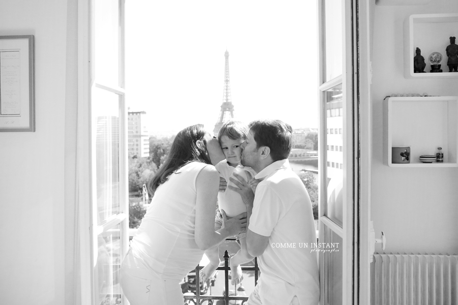 shooting à domicile amour - famille - reportage photographe grossesse - photographe professionnelle grossesse studio - photographe à domicile pour grossesses - photographe à domicile famille studio - photographie noir et blanc - shooting nouveau né