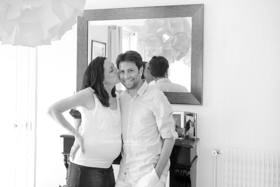 photographe amour - grossesse - photographe pro noir et blanc - grossesse studio - photographe professionnelle femme enceinte habillée - reportage photographe pour grossesses