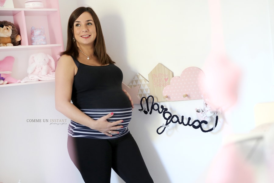 grossesse - shooting femme enceinte habillée - photographie couple - reportage photographe famille - shooting à domicile femme enceinte - grossesse studio - reportage photographe amour