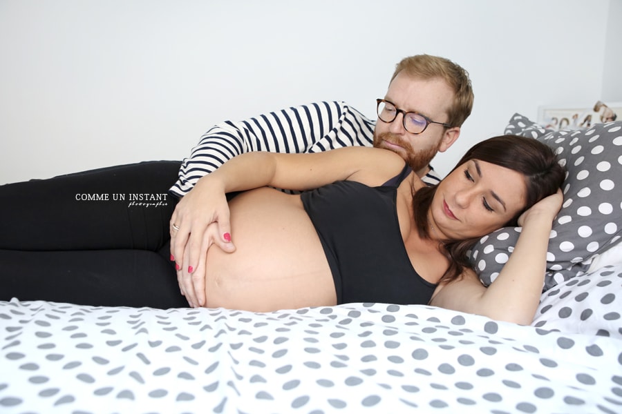 grossesse, famille studio, photographe à domicile de femme enceinte en plein coeur de Saint Germain en Laye (78100 Yvelines 78) et sa région, photographe grossesse studio, photographe couple, famille, shooting à domicile amour, femme enceinte habillée