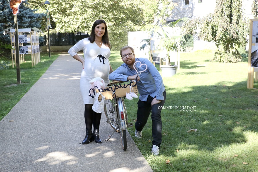 photographe à domicile femmes enceintes en centre ville de Paris (75000 Paris 75) et sa région - photographie femme enceinte habillée - photographe professionnelle grossesse - grossesse en extérieur - famille en extérieur - famille - amour