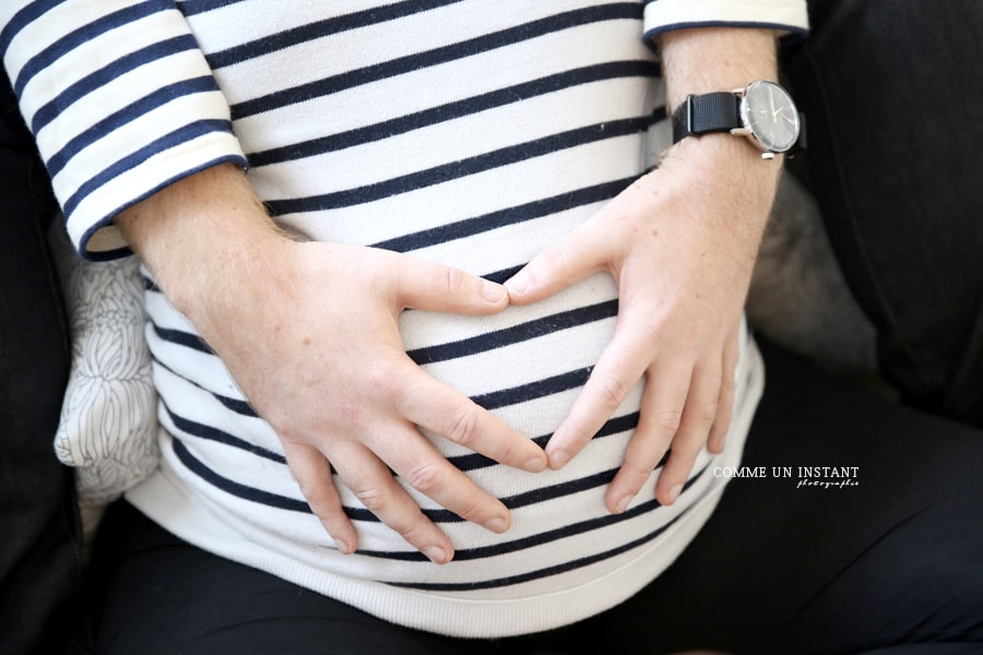 photographie amour, photographe à domicile femme enceinte habillée, grossesse, photographe a domicile grossesses en plein coeur de Paris (75000 Paris 75), photographe pro famille studio, grossesse studio, photographe professionnelle famille