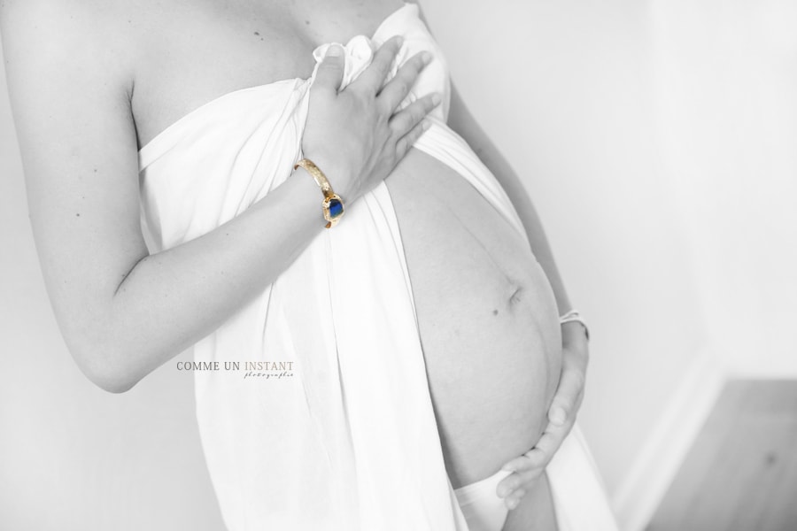 shooting à domicile pour femme enceinte, femme enceinte habillée, grossesse, noir et blanc, photographe à domicile grossesse studio, photographie ventre nu, photographe pro nouveau né