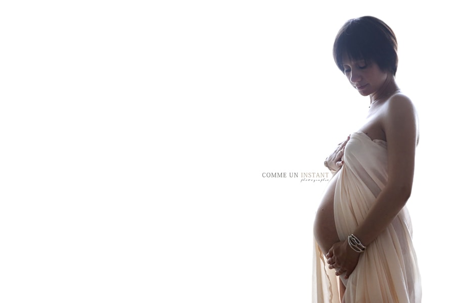 reportage photographe nouveau né - photographe à domicile femme enceinte habillée - photographe grossesse studio - shooting pour grossesses a Saint Germain en Laye (78100 Yvelines 78) et sa région - grossesse - ventre nu