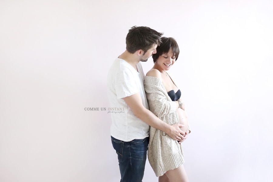 grossesse - grossesse studio - ventre nu - photographe professionnelle femme enceinte habillée - shooting de grossesses - photographe professionnelle famille - couple - nouveau né - famille studio - shooting amour