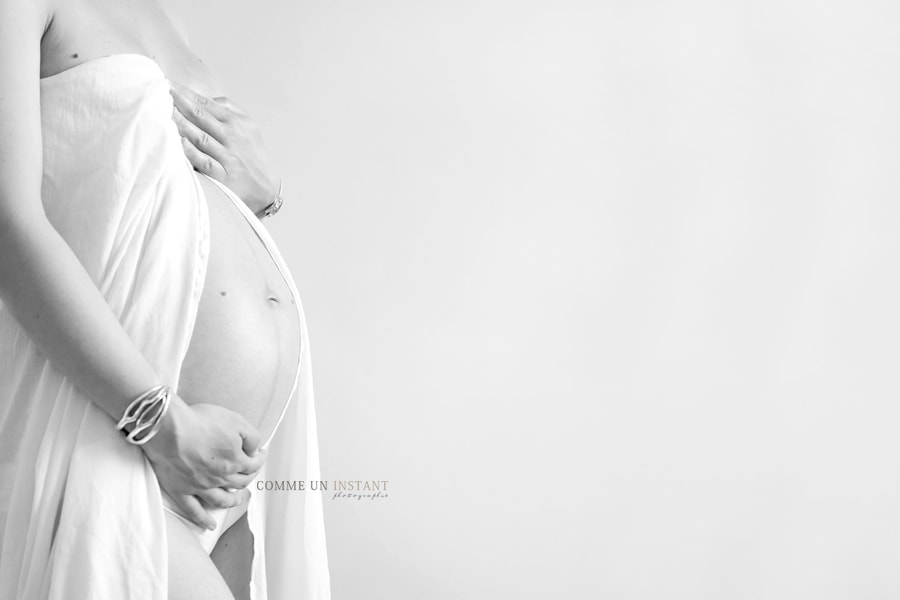 photographe à domicile grossesse studio - ventre nu - photographie femme enceinte habillée - shooting à domicile grossesse - photographie grossesses en centre ville de Saint-Maur des Fossés (94100 Val de Marne 94)