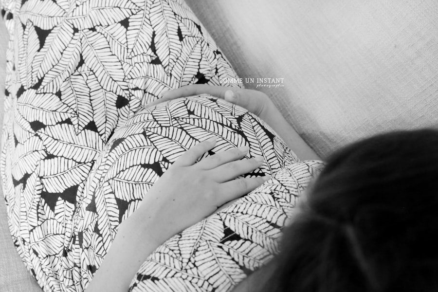 noir et blanc, photographe pro pour grossesses en plein coeur de Saint-Maur des Fossés (94100 Val de Marne 94) et sa région, grossesse, femme enceinte habillée, grossesse studio