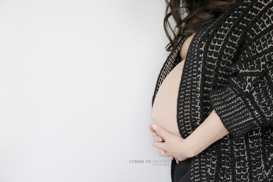 grossesse studio - femme enceinte habillée - shooting femme enceinte sur Alfortville (94140 Val de Marne 94) - ventre nu - photographe professionnelle grossesse