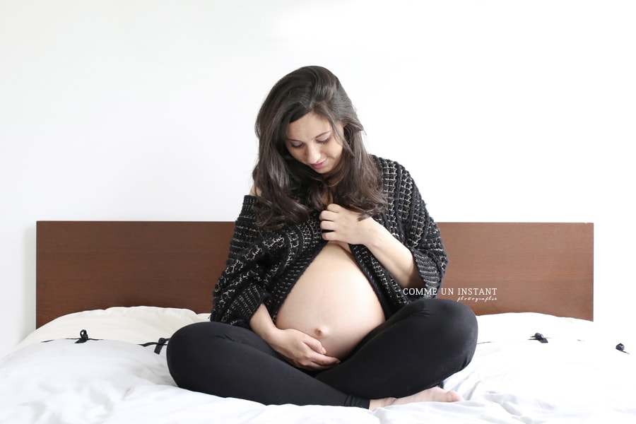 femme enceinte habillée, grossesse, photographie de grossesses en plein coeur de Herblay (95220 Val d'Oise 95), photographe professionnelle grossesse studio, ventre nu