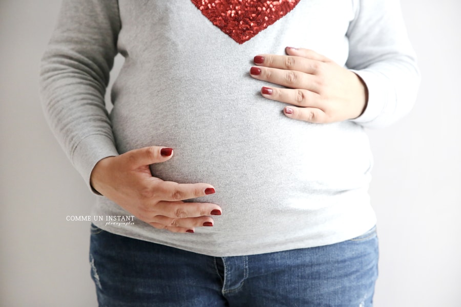 photographe a domicile femme enceinte habillée - grossesse - grossesse studio - shooting à domicile de femmes enceintes à Suresnes (92150 Hauts de Seine 92) et sa région