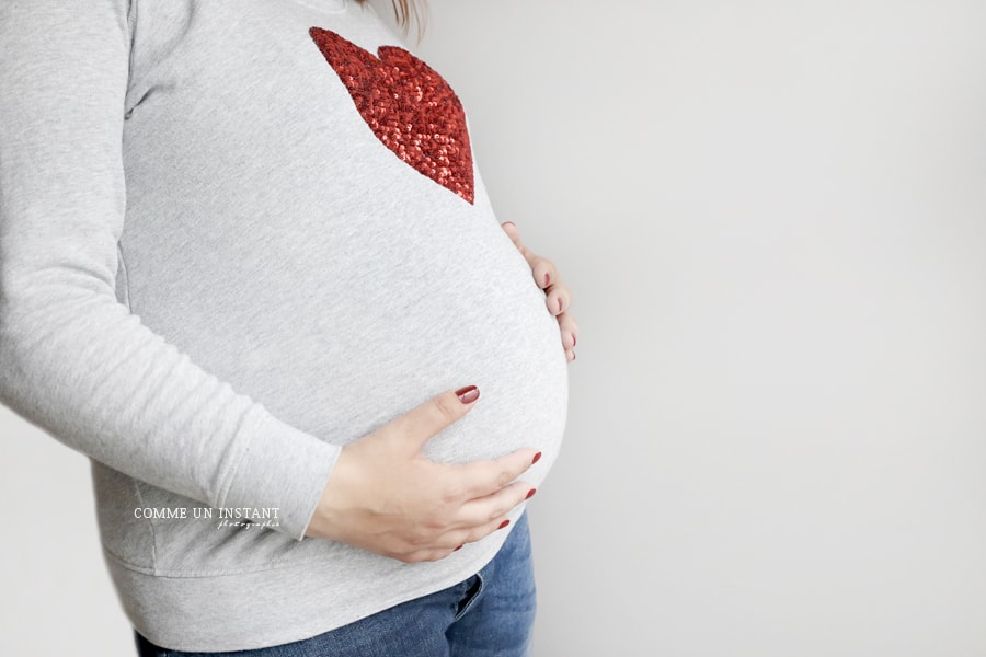 shooting à domicile grossesse - photographe de femme enceinte - grossesse studio - femme enceinte habillée