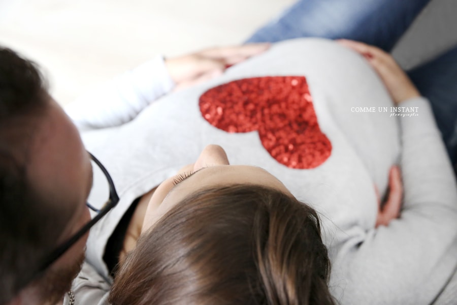 reportage photographe femme enceinte, photographe à domicile femme enceinte habillée, grossesse studio, photographe à domicile grossesse