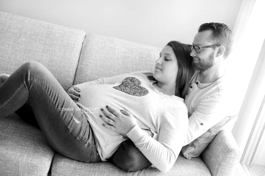 photographie noir et blanc, reportage photographe famille studio, amour, photographe à domicile famille, femme enceinte habillée, grossesse studio, shooting de grossesses, grossesse