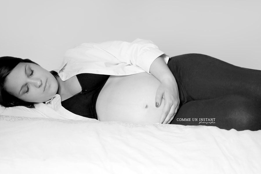 shooting femme enceinte habillée - photographe a domicile pour grossesse en centre ville de Paris (75000 Paris 75) et sa région - grossesse - grossesse studio - noir et blanc - photographie ventre nu