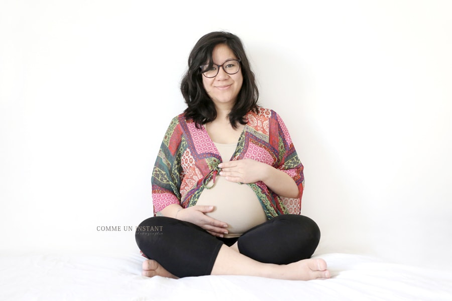photographe professionnelle femme enceinte asiatique, photographie grossesse, reportage photographe grossesse, photographe pro femme enceinte habillée, grossesse studio
