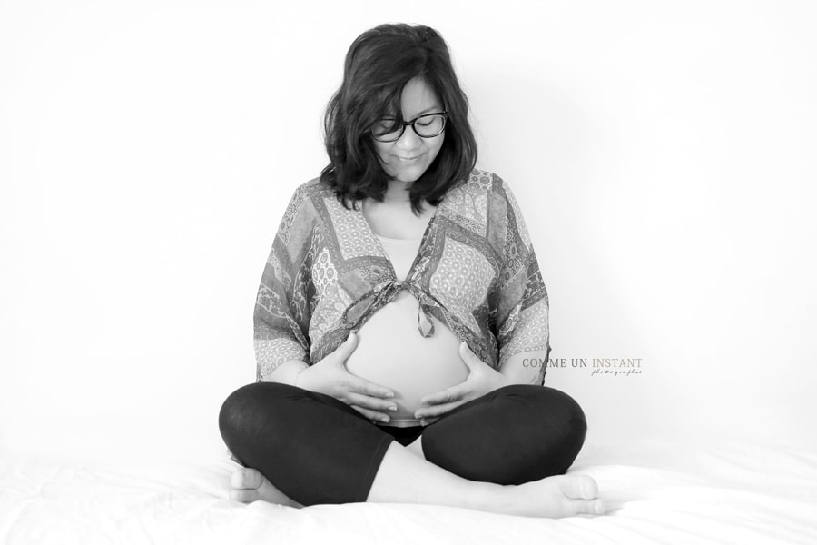 photographe a domicile grossesse en plein coeur de Rueil Malmaison (92500 Hauts de Seine 92), grossesse, shooting à domicile femme enceinte habillée, photographe a domicile grossesse studio, femme enceinte asiatique, noir et blanc