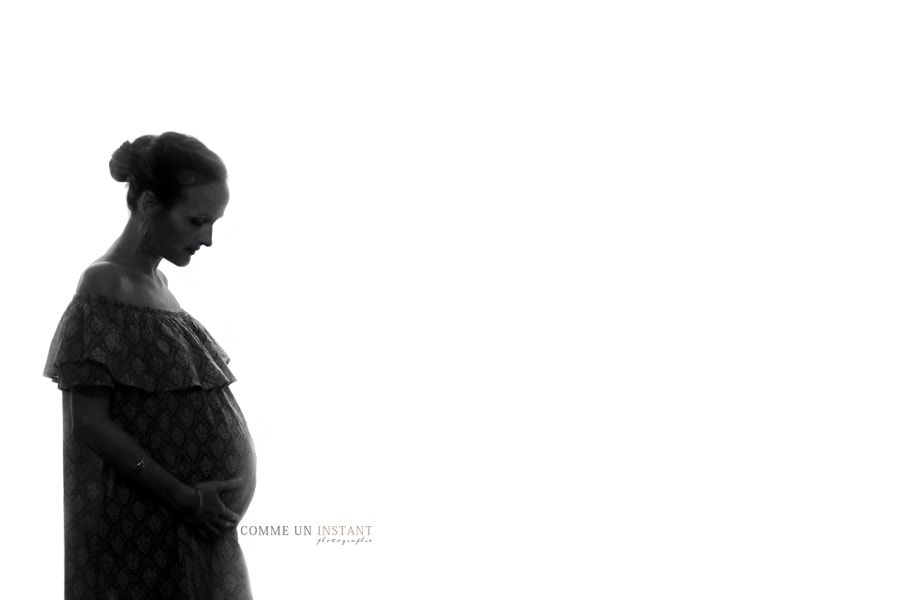 photographe à domicile grossesse studio, photographe grossesse a Paris (75000 Paris 75) et sa région, femme enceinte habillée, photographe professionnelle grossesse, noir et blanc