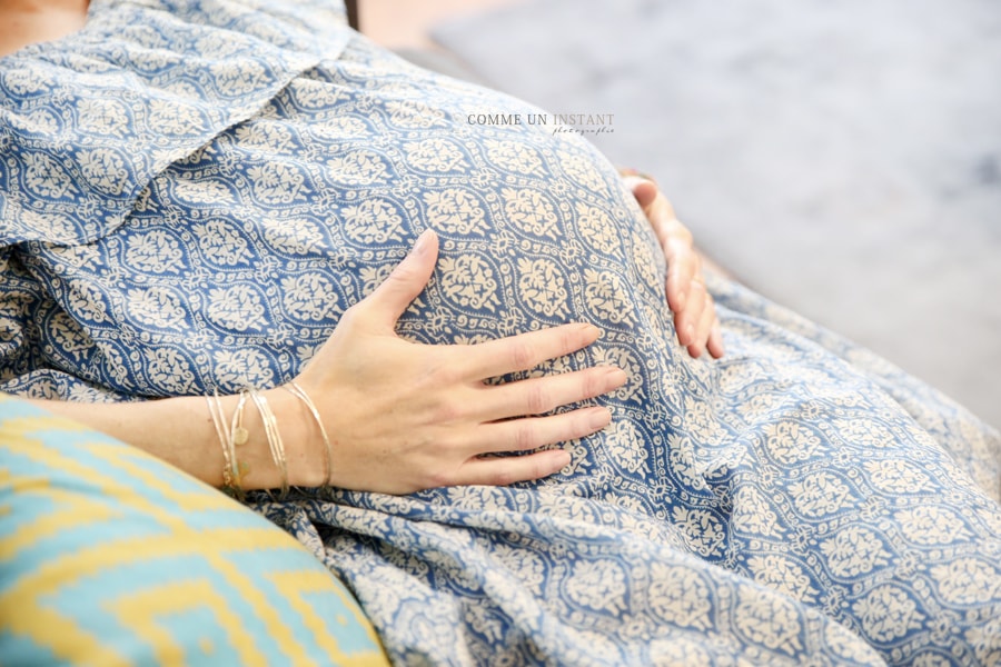shooting à domicile femme enceinte habillée, photographe de grossesses, grossesse, grossesse studio