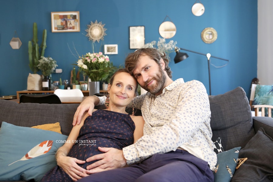 photographie femme enceinte habillée - reportage photographe amour - shooting à domicile pour femmes enceintes en centre ville de Saint Germain en Laye (78100 Yvelines 78) et sa région - photographe grossesse - photographe professionnelle famille