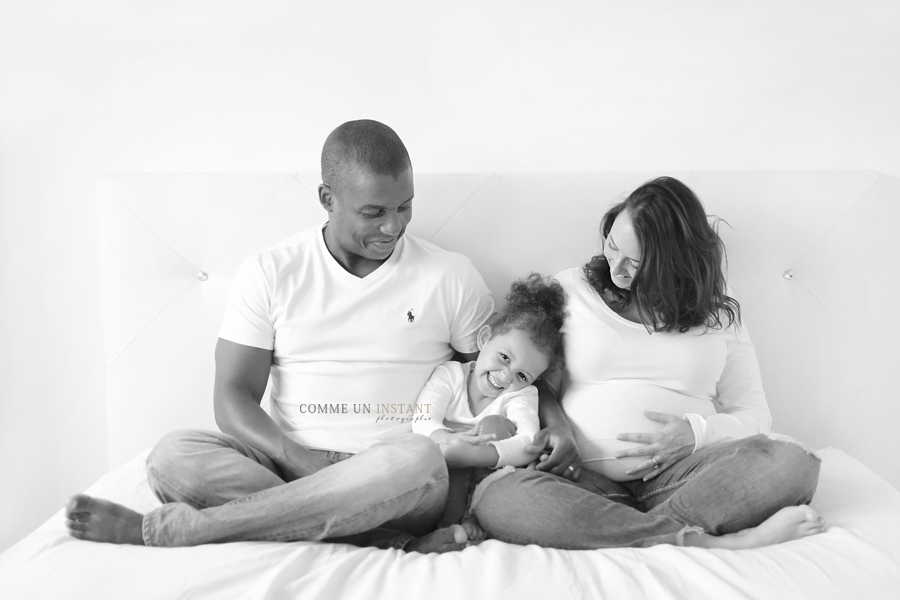 famille studio, grossesse studio, shooting à domicile pour grossesses, photographe professionnelle famille, photographie amour, grossesse, shooting à domicile noir et blanc