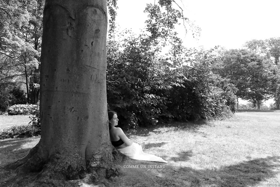 photographe a domicile pour grossesses a Maisons Alfort (94700 Val de Marne 94), grossesse, photographie grossesse en extérieur, femme enceinte habillée, noir et blanc