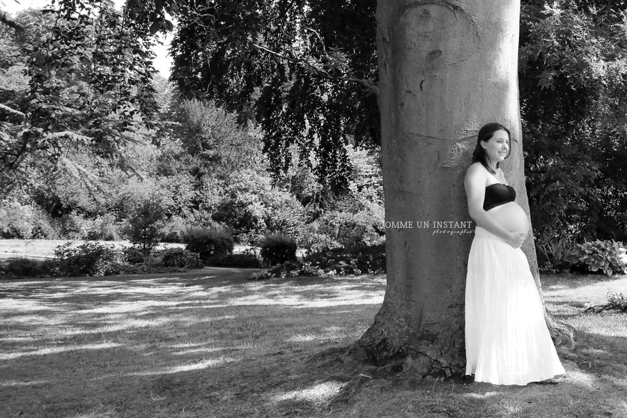 photographe à domicile grossesse - femme enceinte habillée - grossesse en extérieur - photographe a domicile femmes enceintes - noir et blanc - ventre nu