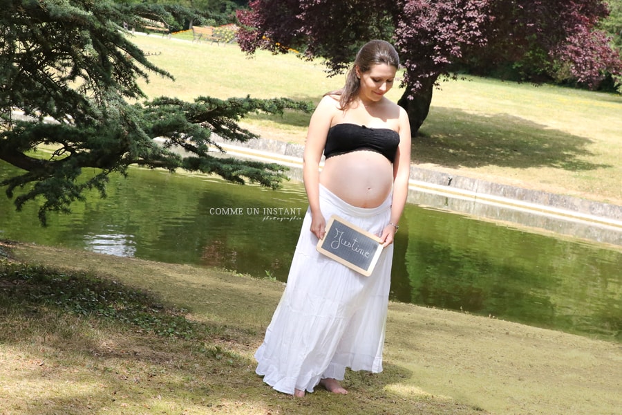 photographe grossesses a Saint Germain en Laye (78100 Yvelines 78) et sa région - photographie grossesse - grossesse en extérieur - ventre nu - femme enceinte habillée