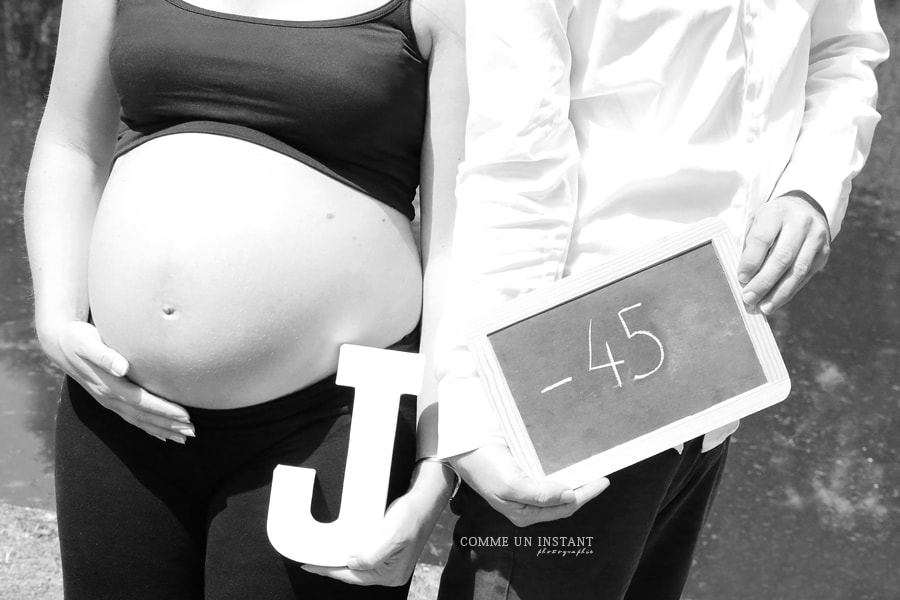 photographe amour - noir et blanc - photographe de femme enceinte en plein coeur de Vincennes (94300 Val de Marne 94) et sa région - photographe ventre nu - grossesse en extérieur - grossesse - reportage photographe femme enceinte habillée