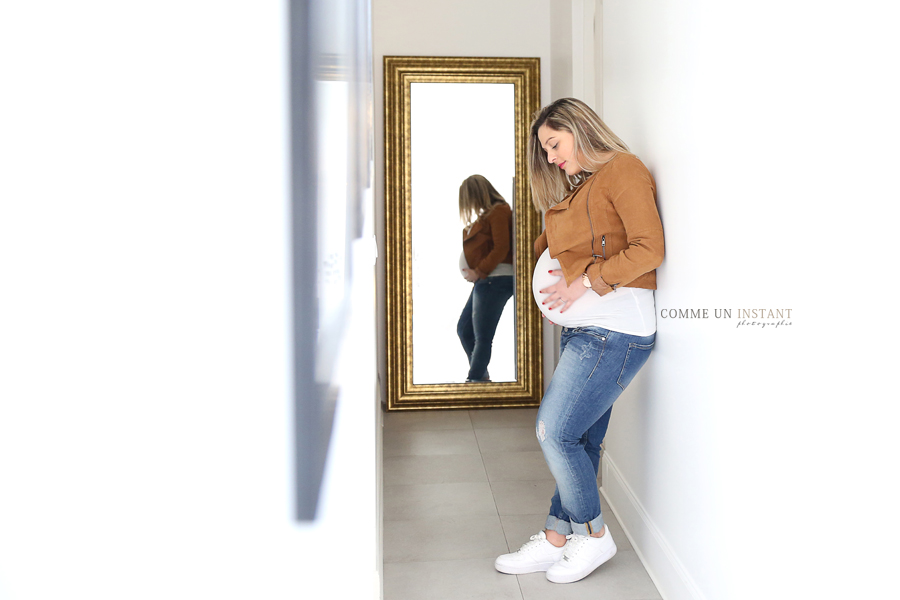 femme enceinte habillée - grossesse studio - photographie pour grossesses a Paris 75 et sa région tout près des Champs Elysées - grossesse