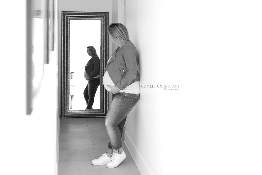 photographie grossesse studio - grossesse - photographe a domicile noir et blanc - photographe de femmes enceintes sur Boulogne Billancourt (92100 Hauts de Seine 92)