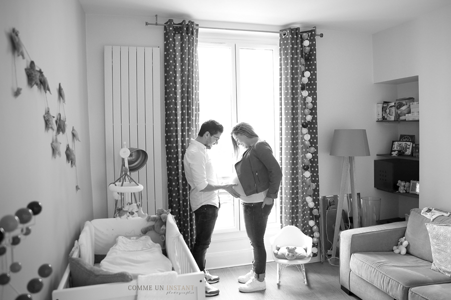 amour - shooting famille - photographe pro pour femme enceinte a Puteaux (92800 Hauts de Seine 92) - photographe grossesse studio - photographe grossesse - noir et blanc - shooting à domicile chambre de bébé