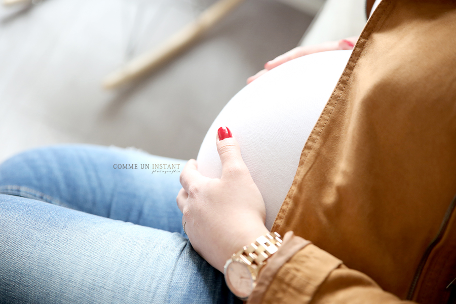 femme enceinte habillée, photographe a domicile grossesse, shooting pour femme enceinte a Paris 75 et sa région tout près du Pont Alexandre III et de la Tour Montparnasse, grossesse studio