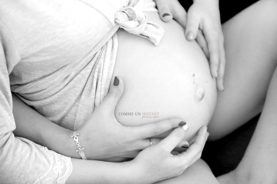 grossesse ventre nu - couple homo gay lesbien - shooting à domicile femme enceinte - noir et blanc