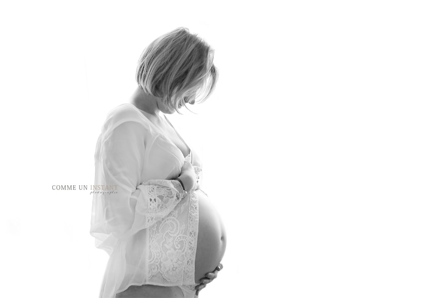 shooting grossesse studio - photographie pour femmes enceintes - grossesse - photographe femme enceinte habillée - noir et blanc - photographe a domicile ventre nu