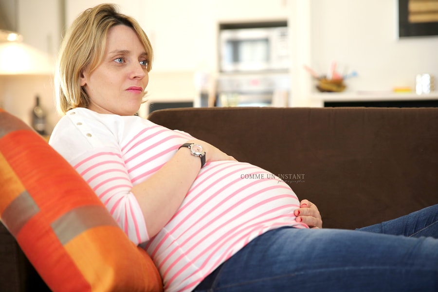 reportage photographe grossesse, grossesse studio, femme enceinte habillée, shooting grossesses