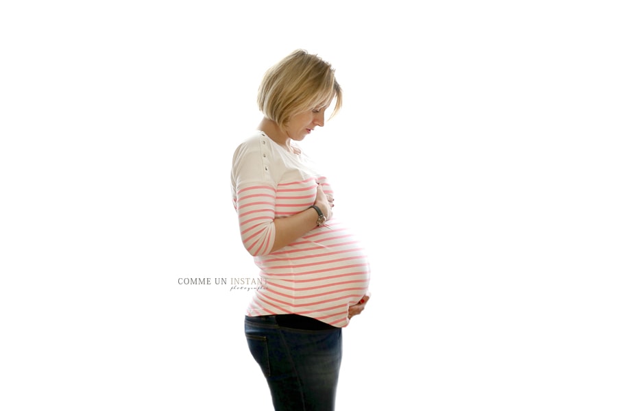 photographe à domicile de grossesse - photographe à domicile grossesse - femme enceinte habillée - grossesse studio