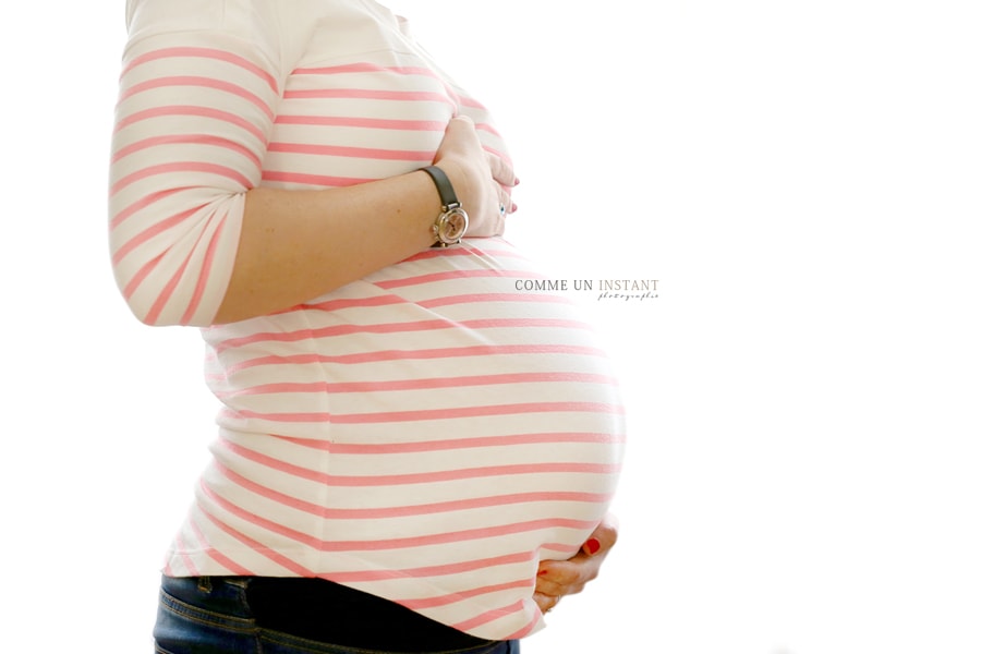 photographe pro grossesse studio - grossesse - femme enceinte habillée - photographe professionnelle pour grossesse en plein coeur de Vincennes (94300 Val de Marne 94) et sa région