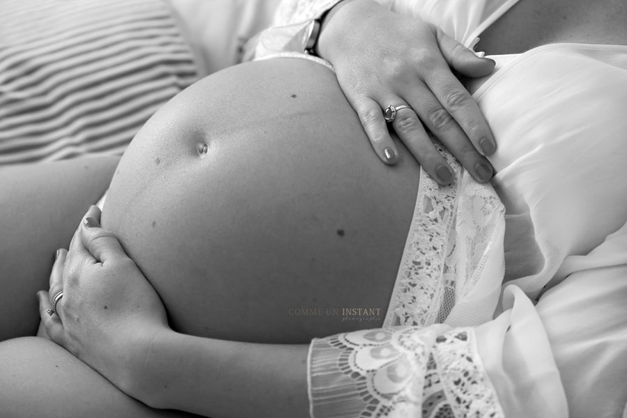 noir et blanc, grossesse, reportage photographe grossesse studio, photographe professionnelle pour femme enceinte en centre ville de Paris 75 et sa région au niveau de la Tour Montparnasse et de la Concorde, shooting ventre nu