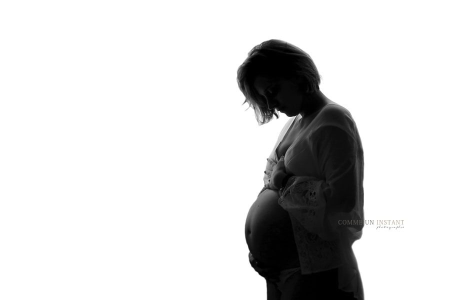 shooting à domicile noir et blanc, grossesse, grossesse studio, reportage photographe pour femme enceinte