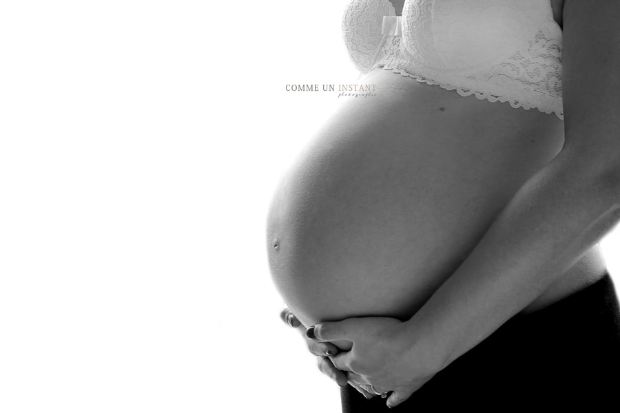 ventre nu - reportage photographe grossesse - shooting grossesse à Cergy Pontoise (95100 Val d'Oise 95) - grossesse studio - noir et blanc