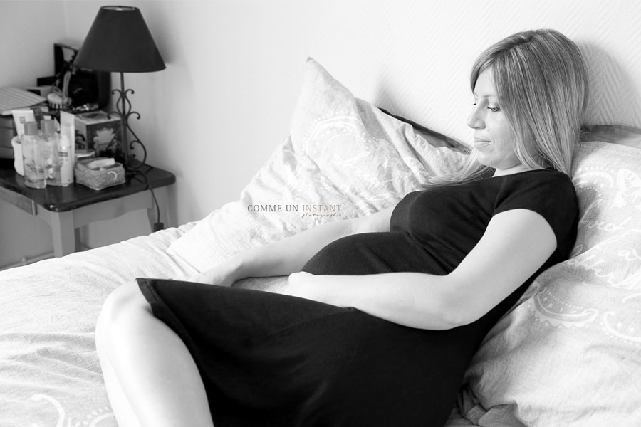 photographie femme enceinte habillée, photographe grossesse, photographie de femme enceinte en plein coeur de Paris (75000 Paris 75), photographie noir et blanc, photographe pro grossesse studio