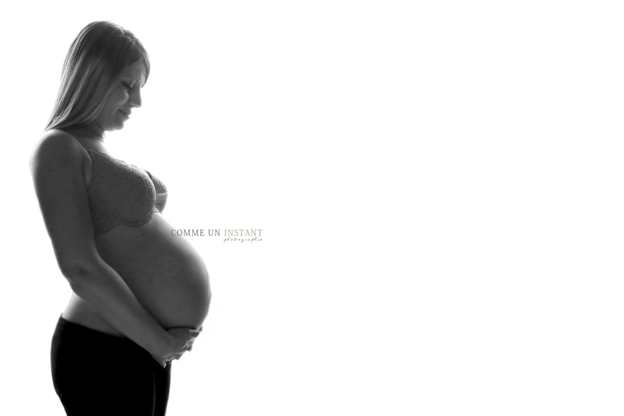 grossesse studio - shooting à domicile pour femme enceinte - photographe à domicile ventre nu - grossesse - noir et blanc