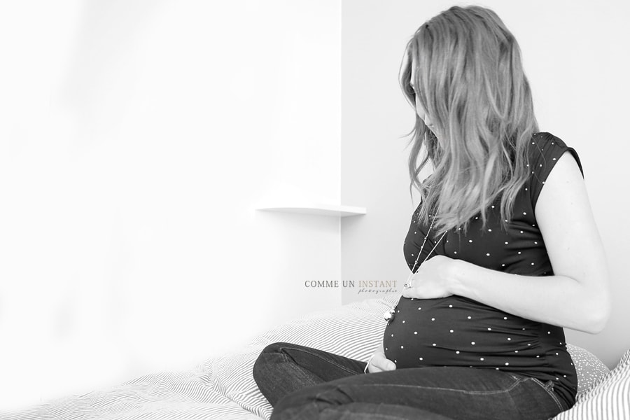 noir et blanc, photographe a domicile femme enceinte habillée, photographe a domicile grossesse, photographe pro pour femme enceinte, reportage photographe grossesse studio