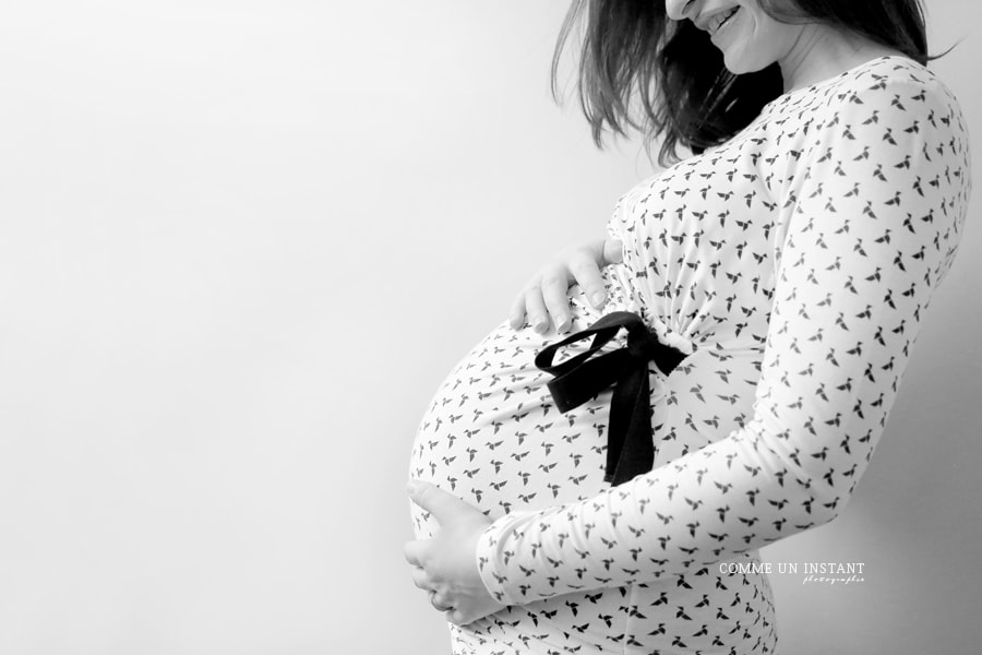 grossesse studio - shooting femme enceinte habillée - shooting noir et blanc - photographe professionnelle grossesse - photographe à domicile femme enceinte