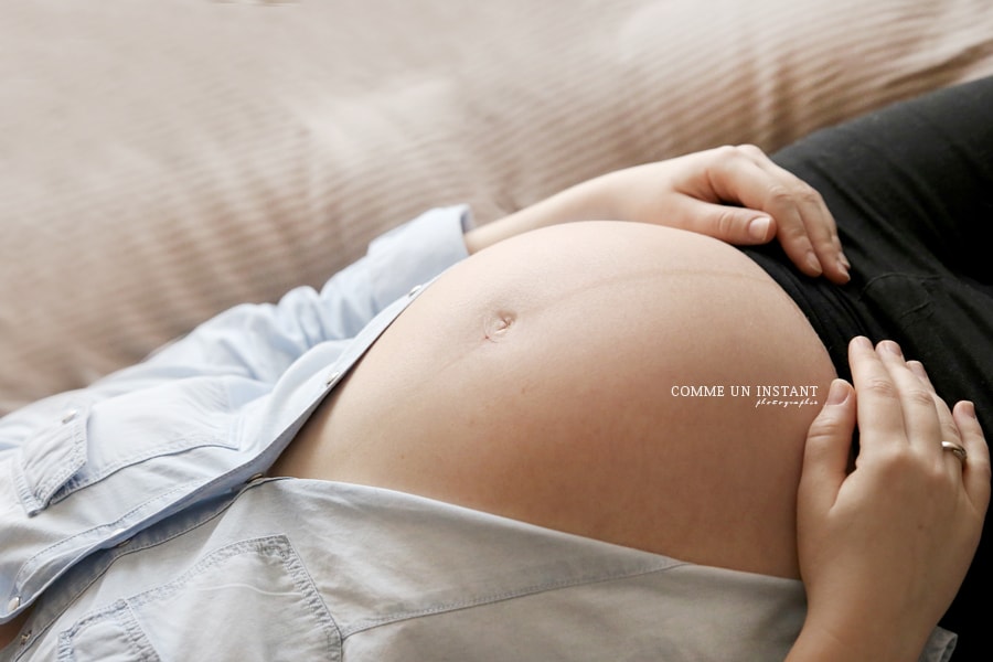 photographe à domicile grossesse, grossesse studio, femme enceinte habillée, photographe professionnelle de grossesse, ventre nu