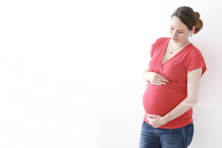 reportage photographe grossesse studio - femme enceinte habillée - reportage photographe pour femmes enceintes sur Vincennes (94300 Val de Marne 94) - photographe grossesse